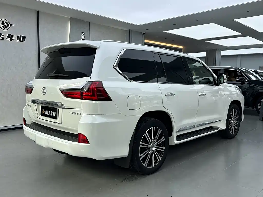 Lexus LX 2017 — фото 23
