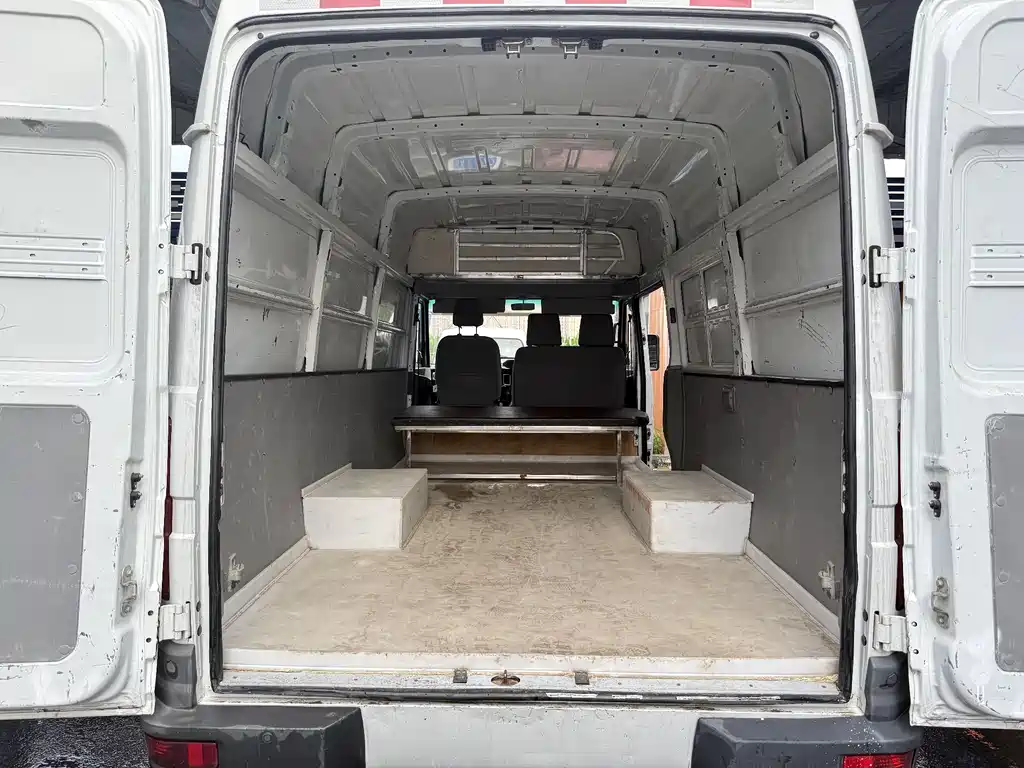 IVECO Daily 2023 — фото 9