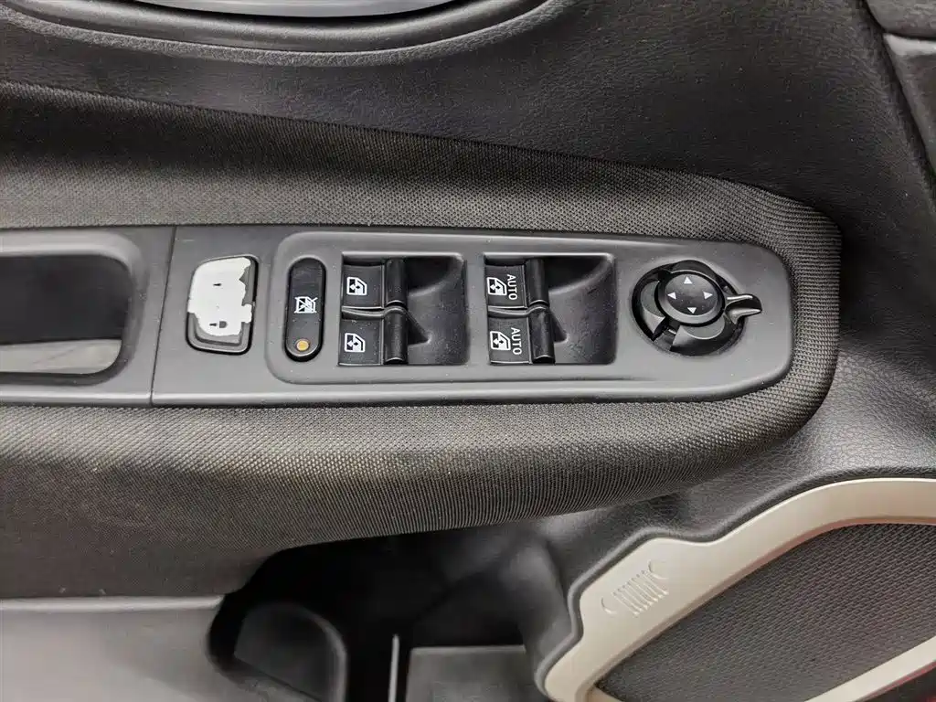 Jeep Renegade 2016 — фото 9