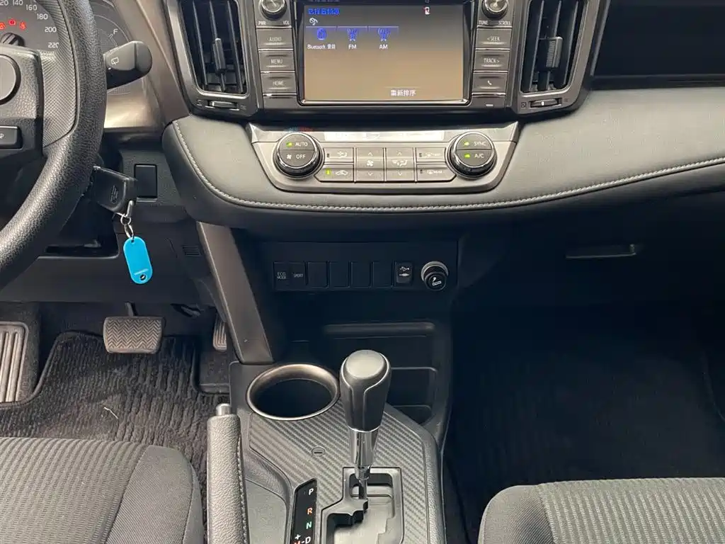 Toyota RAV4 2016 — фото 8