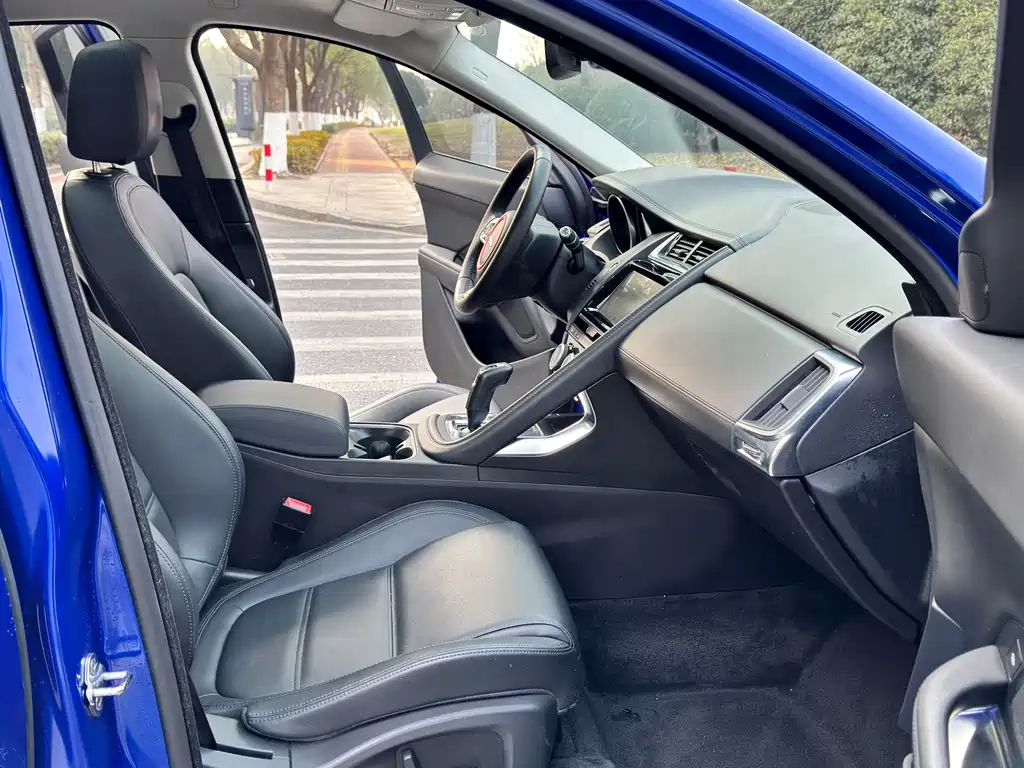 Jaguar E-PACE 2019 — фото 10