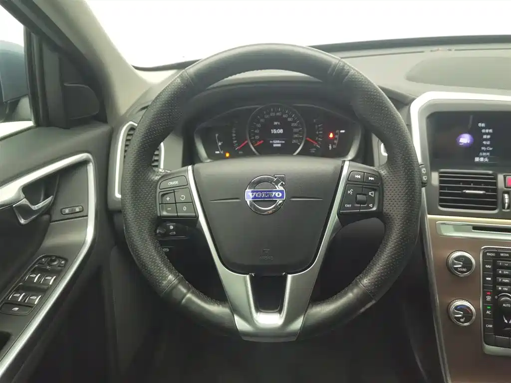 Volvo XC60 2017 — фото 11