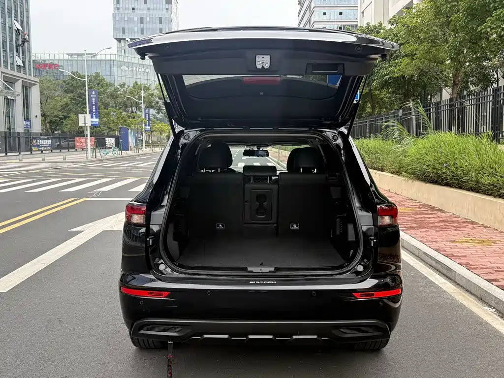 Mitsubishi Outlander 2023 — фото 16