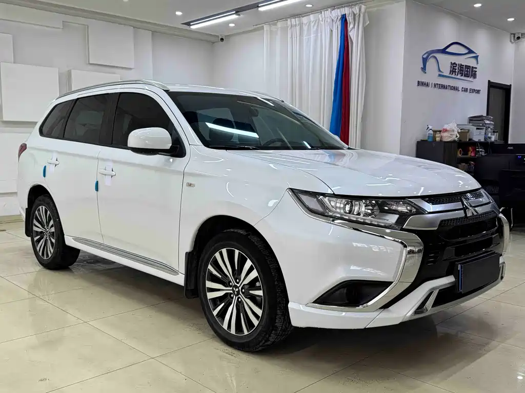 Mitsubishi Outlander 2022 — фото 3