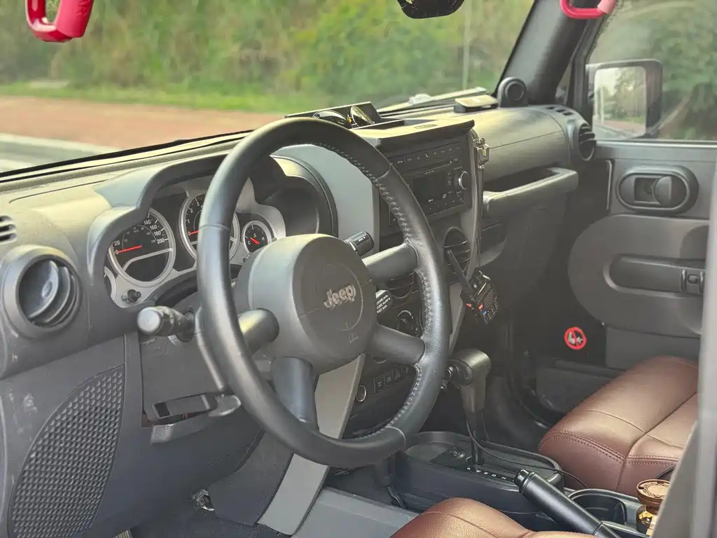 Jeep Wrangler 2010 — фото 12