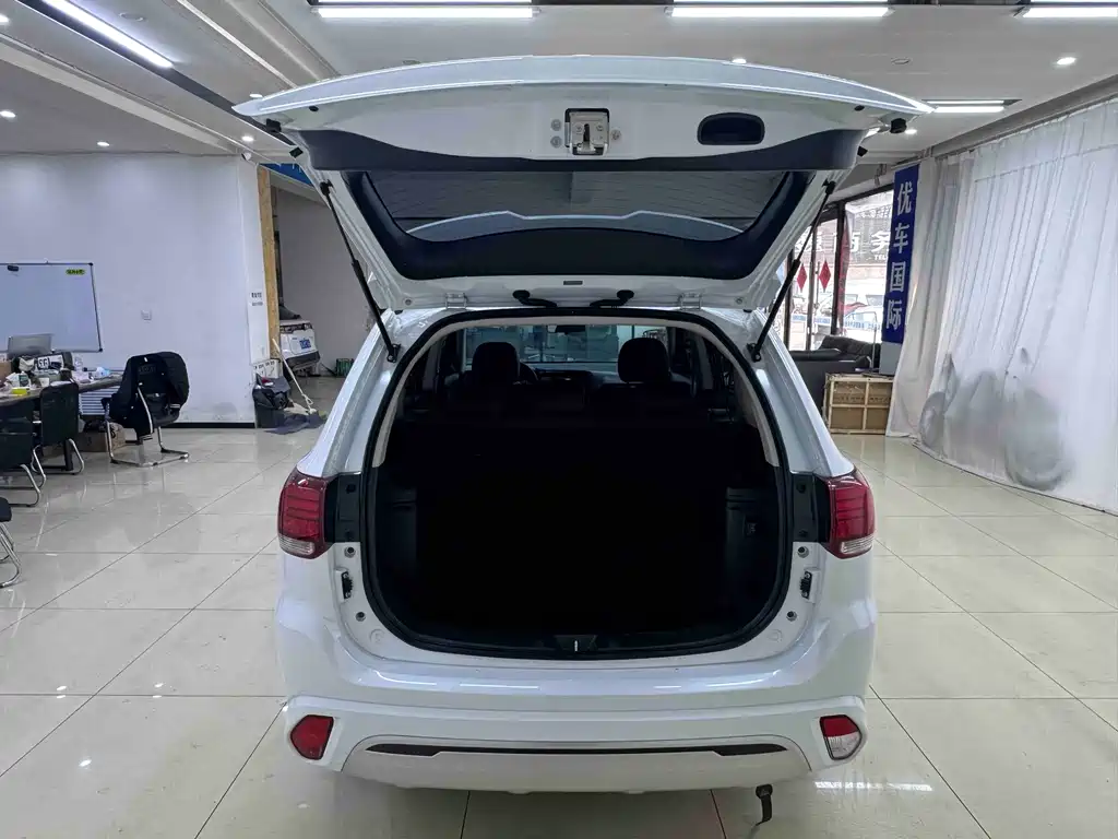 Mitsubishi Outlander 2022 — фото 19