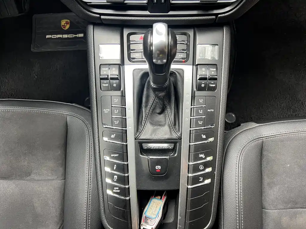Porsche Macan 2018 — фото 30