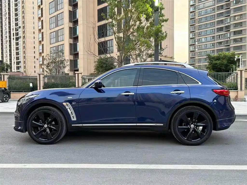 Infiniti QX70 2014 — фото 12