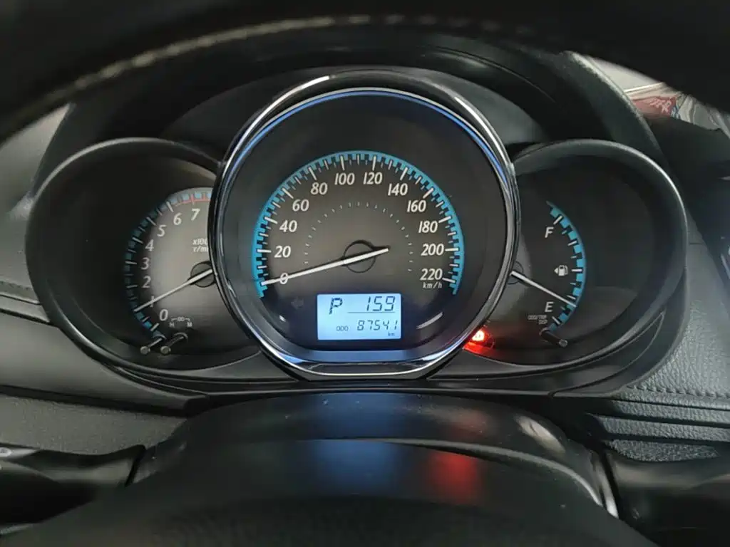 Toyota Yaris L 2017 — фото 12