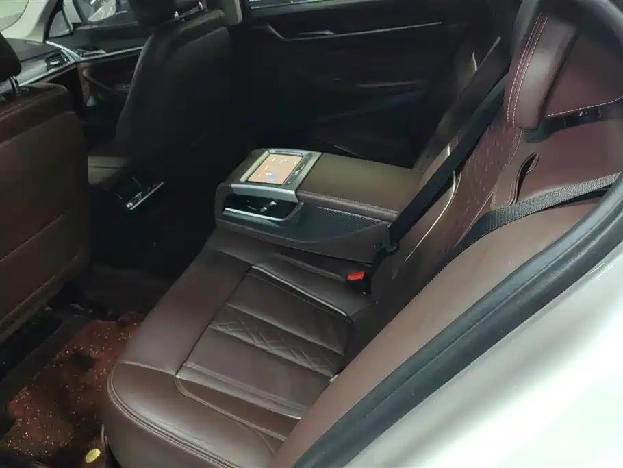 BMW 5 Series 2019 — фото 11