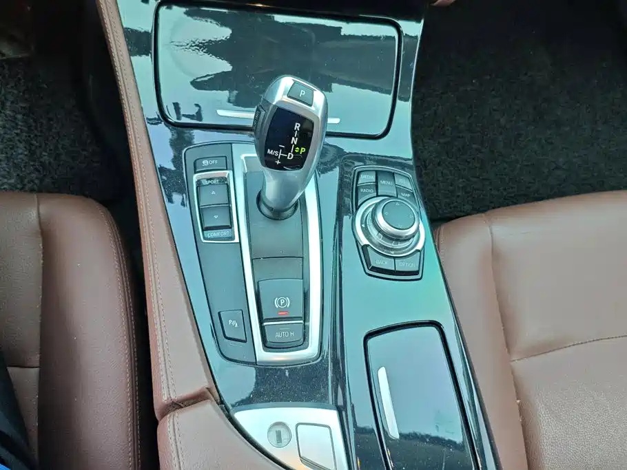 BMW 5 Series 2017 — фото 16