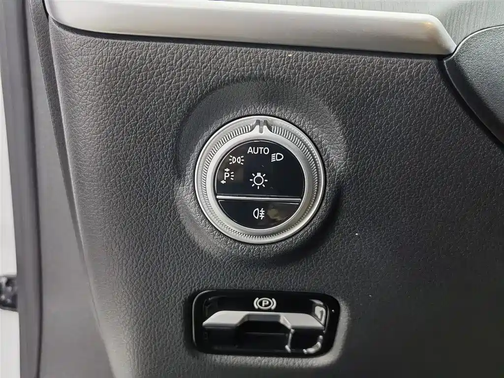 Mercedes-Benz C-Class 2025 — фото 21
