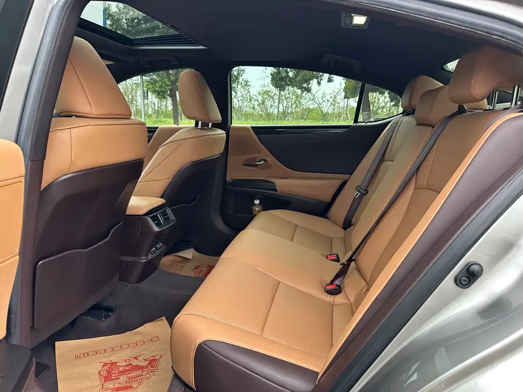 Lexus ES 2020 — фото 12