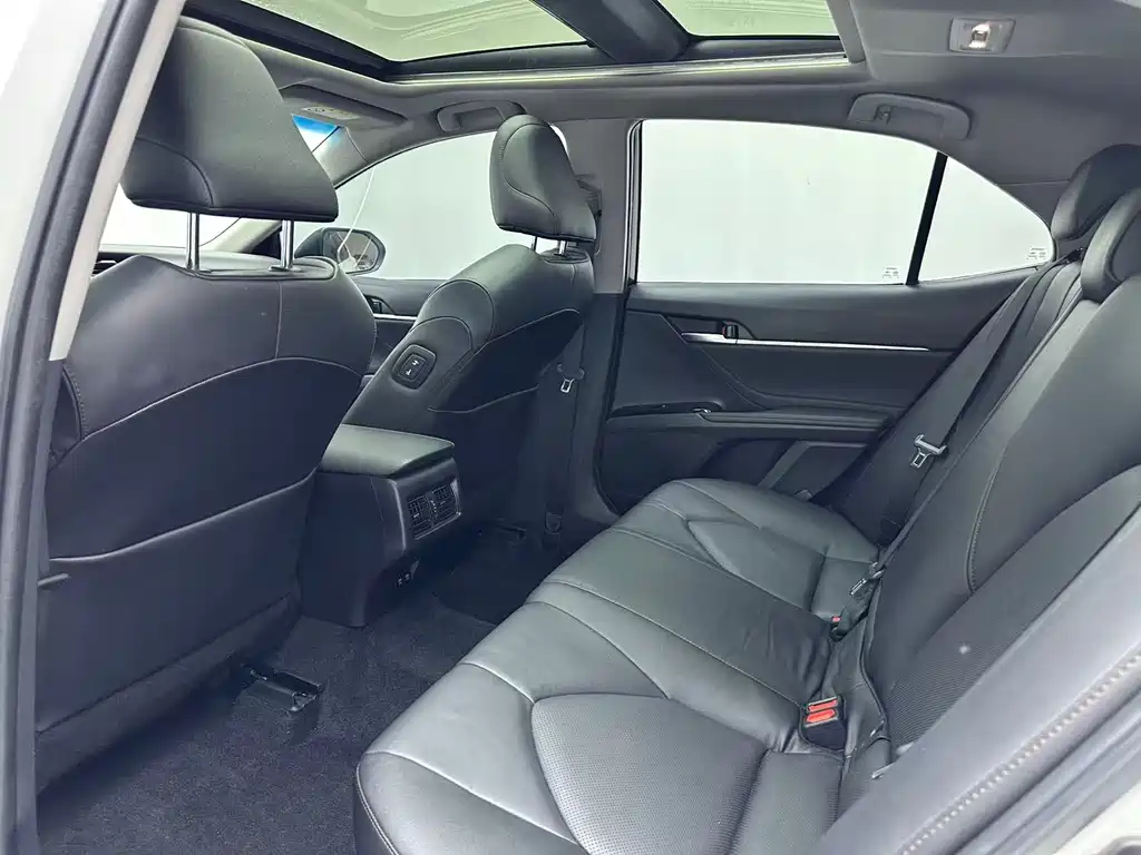Toyota Camry 2018 — фото 6