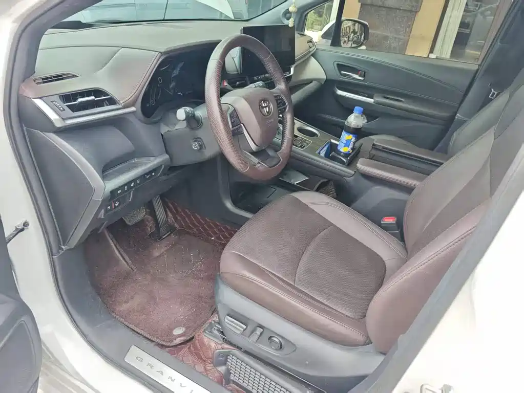 Toyota Granvia 2023