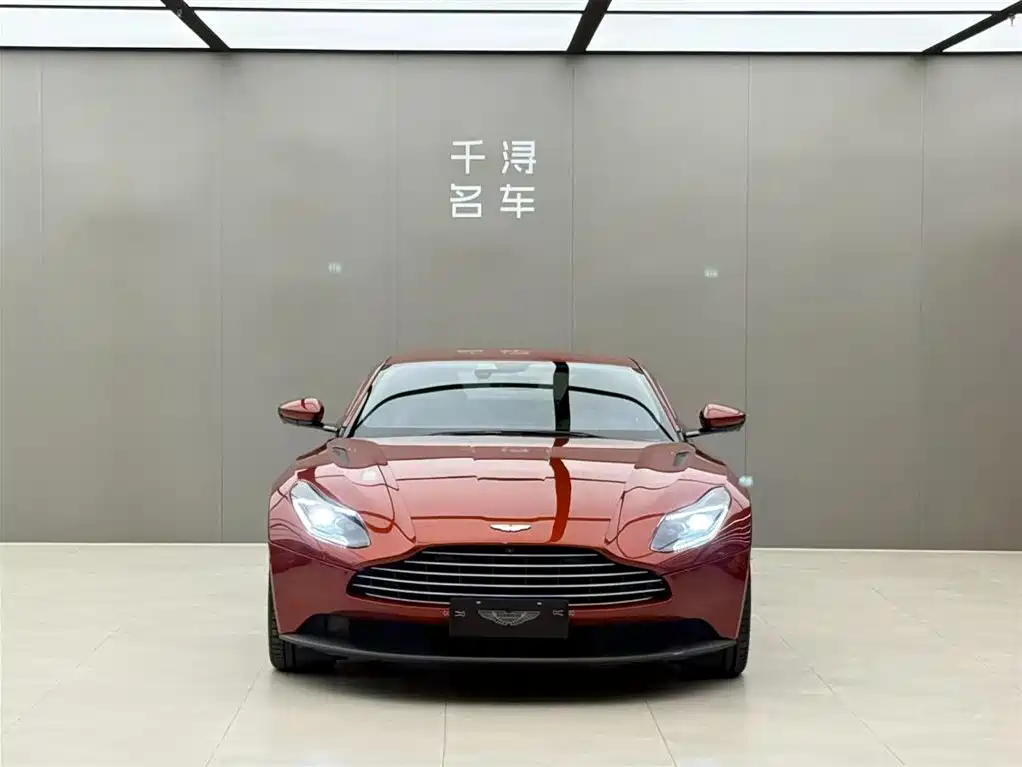 Aston Martin DB11 2020 — фото 2