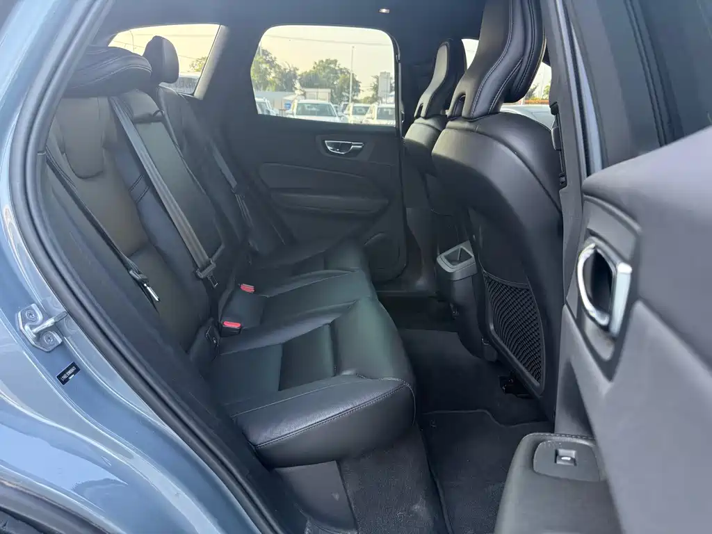 Volvo XC60 2022 — фото 20