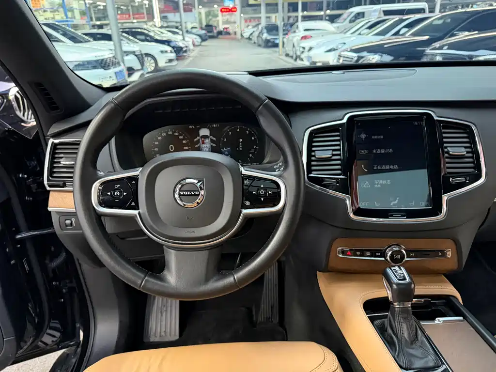 Volvo XC90 2018 — фото 15
