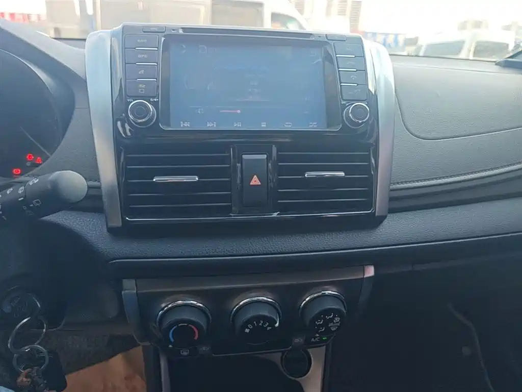 Toyota Yaris L 2015 — фото 13