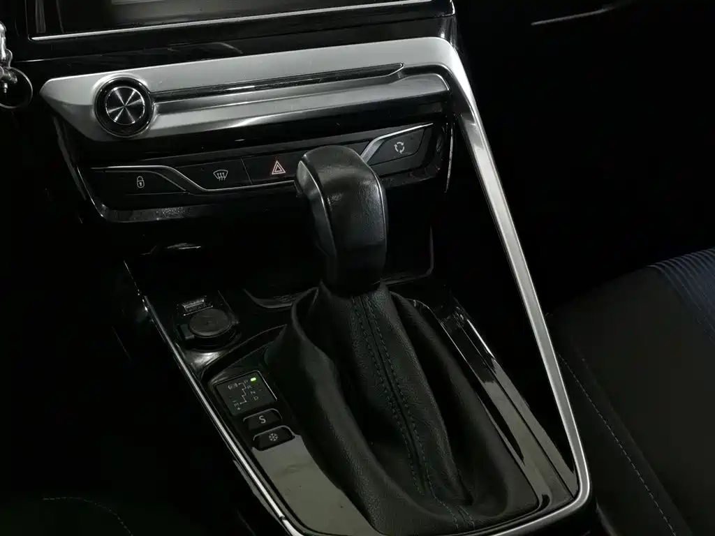 Peugeot 308 2018 — фото 13