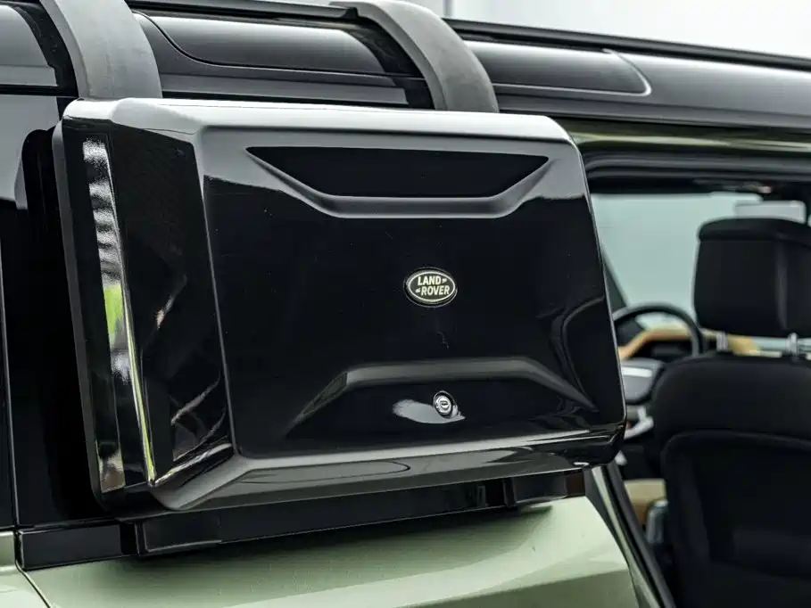 Land Rover Defender 2023 — фото 35