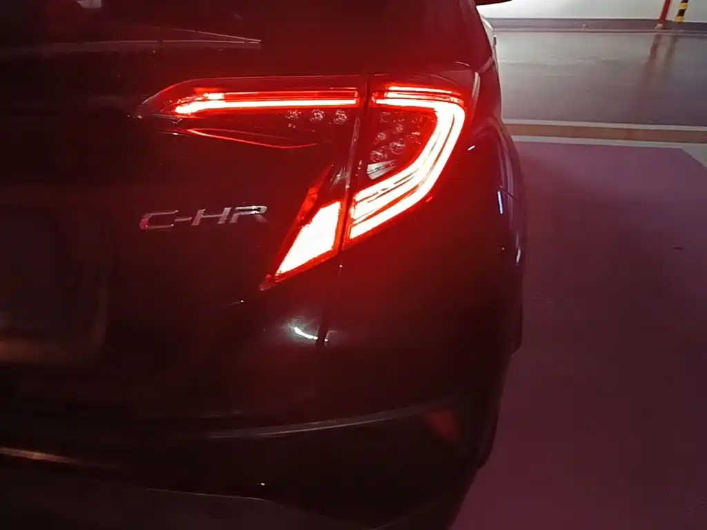 Toyota C-HR 2020 — фото 8