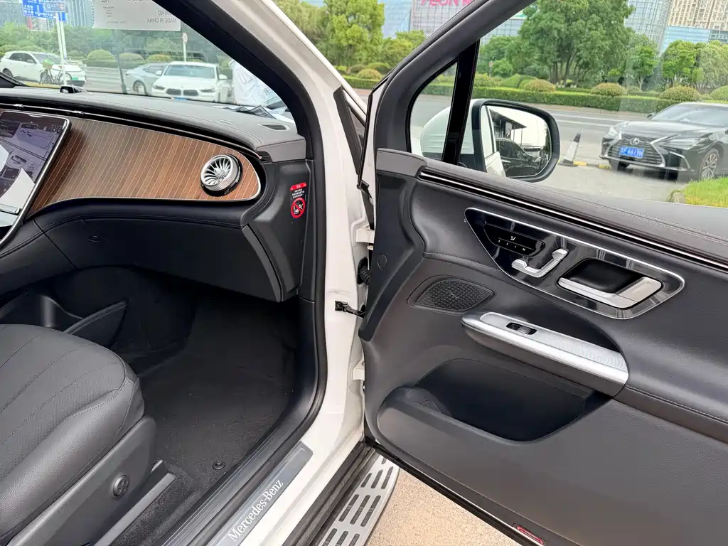Mercedes-Benz EQE SUV 2025 — фото 10