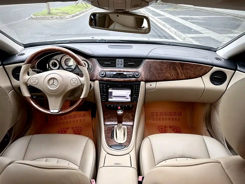 Mercedes-Benz CLS 2010 — фото 10