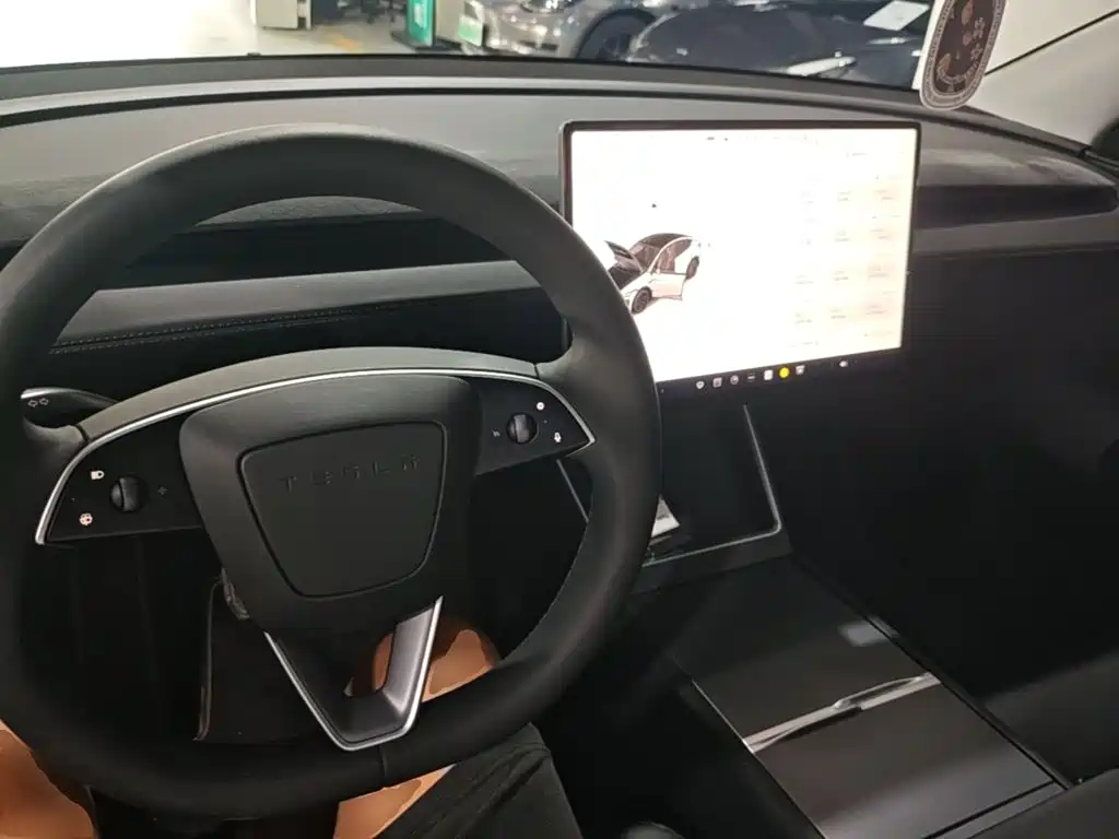 Tesla Model Y 2025 — фото 10