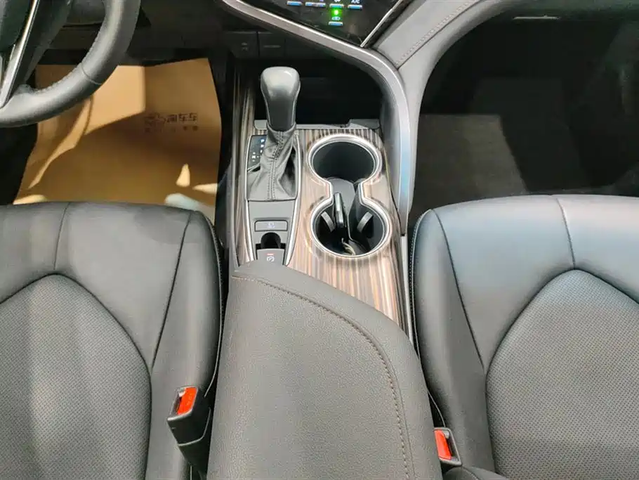 Toyota Camry 2019 — фото 16