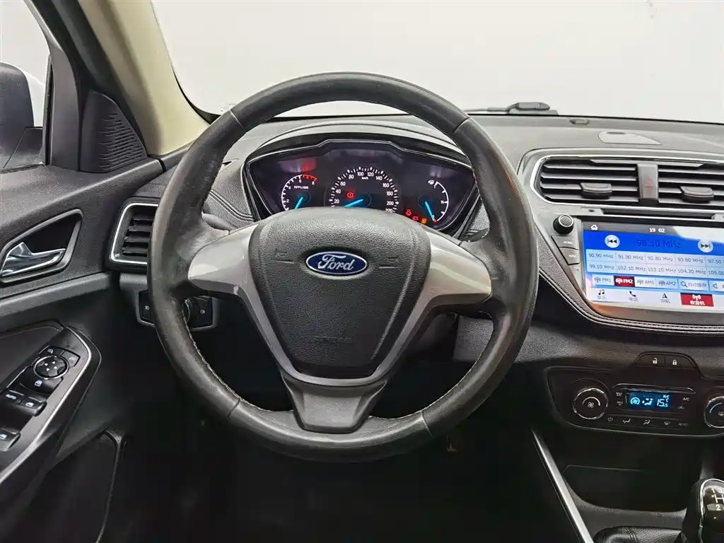 Ford Escort 2017 — фото 11