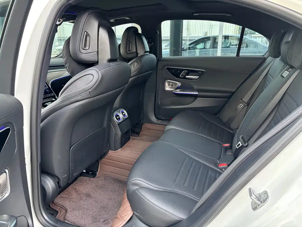 Mercedes-Benz C-Class 2025 — фото 15