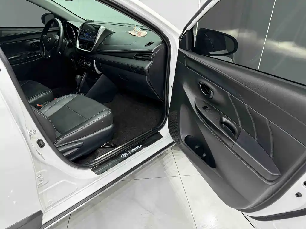 Toyota Yaris L 2023 — фото 13