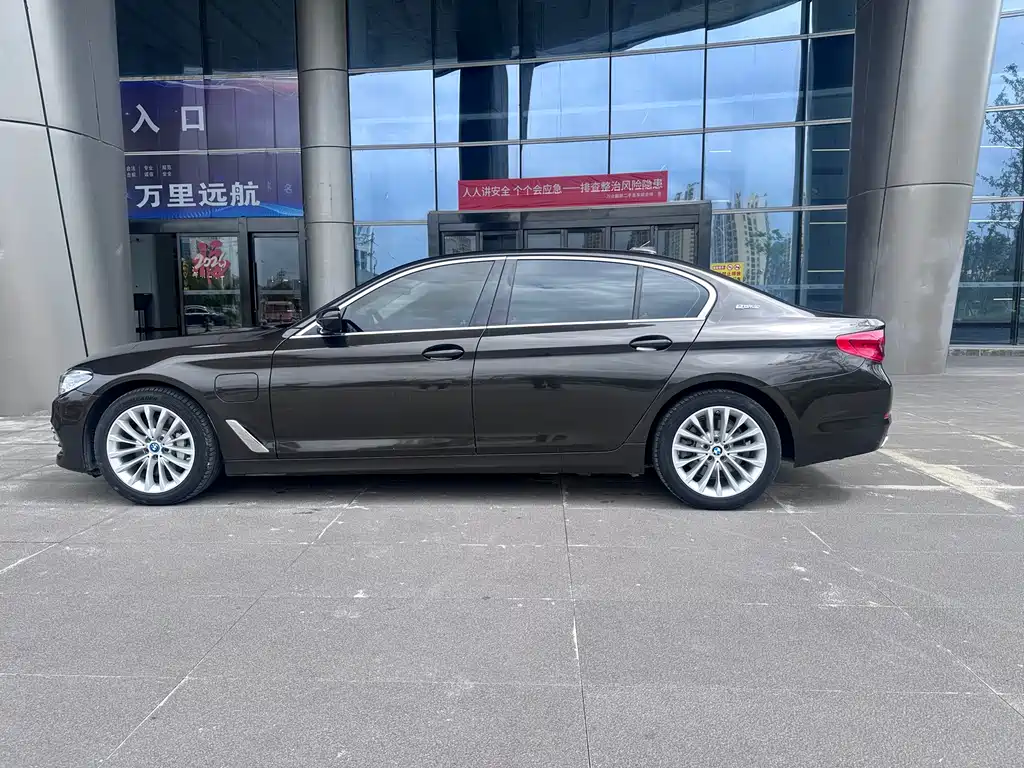 BMW 5 Series New Energy 2019 — фото 2