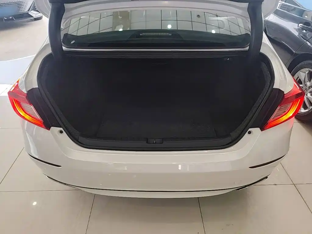 Honda Accord 2018 — фото 19
