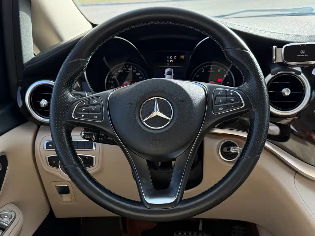 Mercedes-Benz V-Class 2020 — фото 12