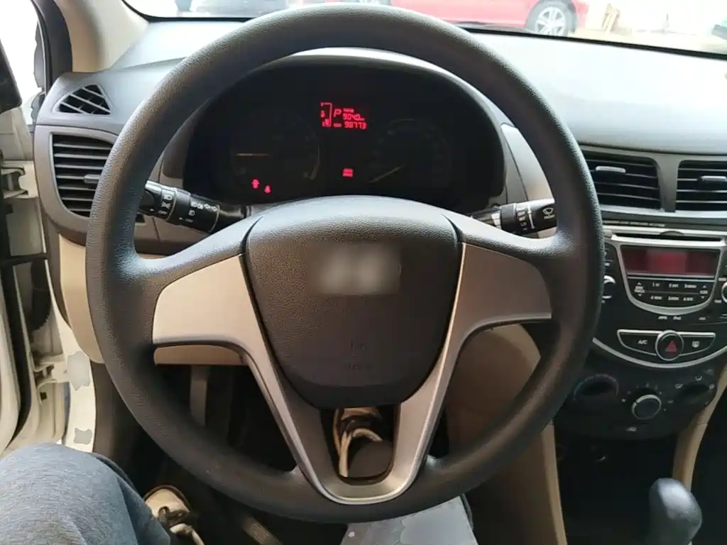 Hyundai Accent 2017 — фото 11