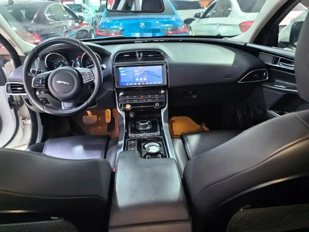 Jaguar XEL 2019 — фото 10