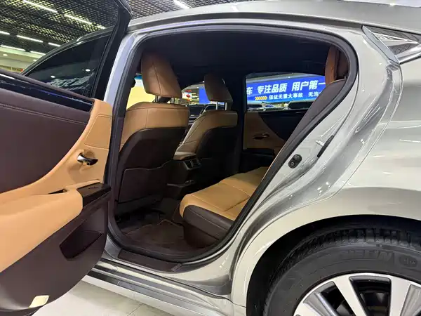 Lexus ES 2020