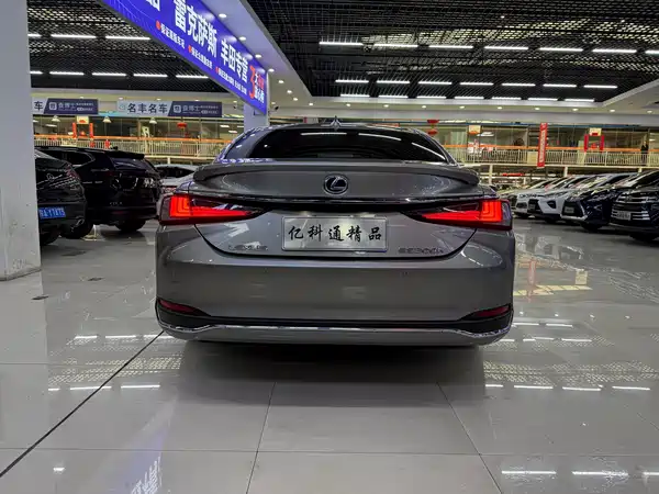 Lexus ES 2020