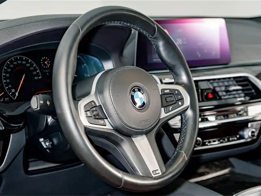 BMW 5 Series 2019 — фото 10