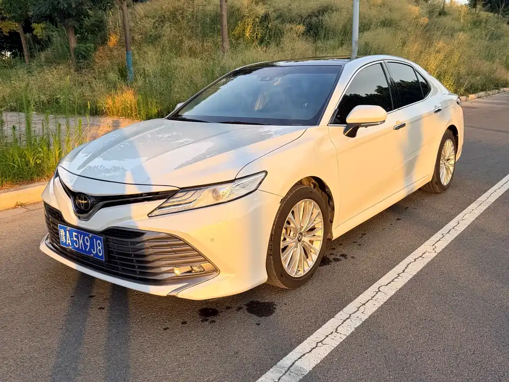 Toyota Camry 2018 — фото 1