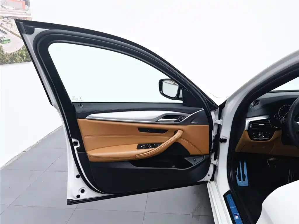 BMW 5 Series 2018 — фото 8
