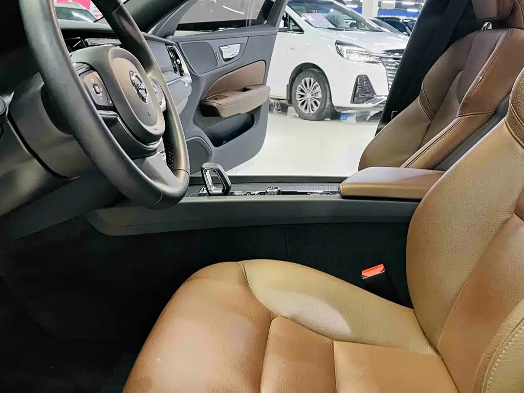 Volvo S60 2023 — фото 7