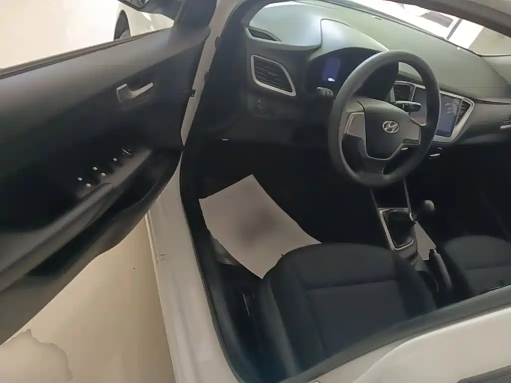 Hyundai Verna 2017 — фото 16