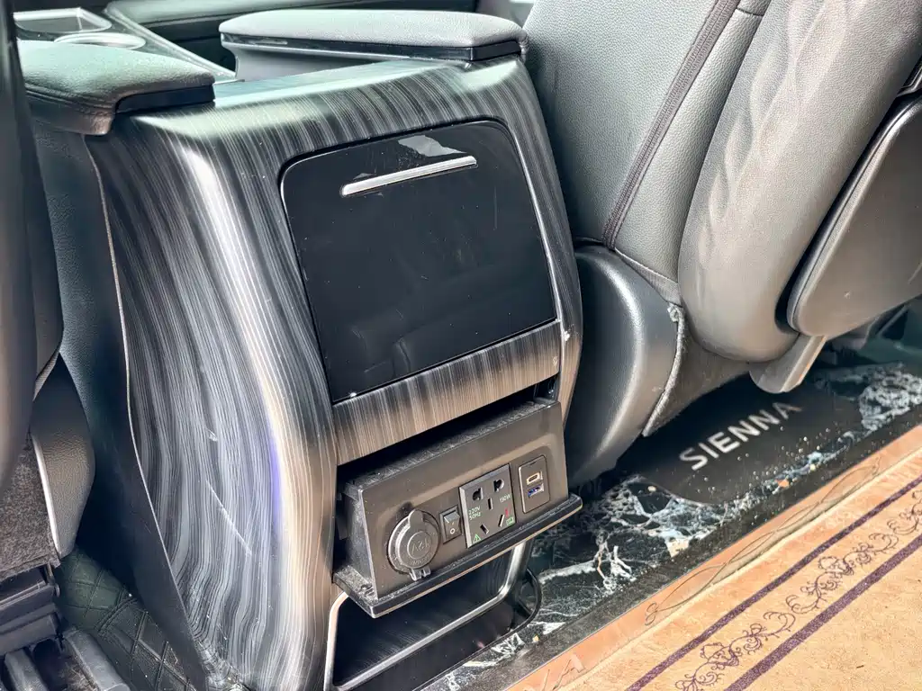 Toyota Sienna 2023 — фото 14