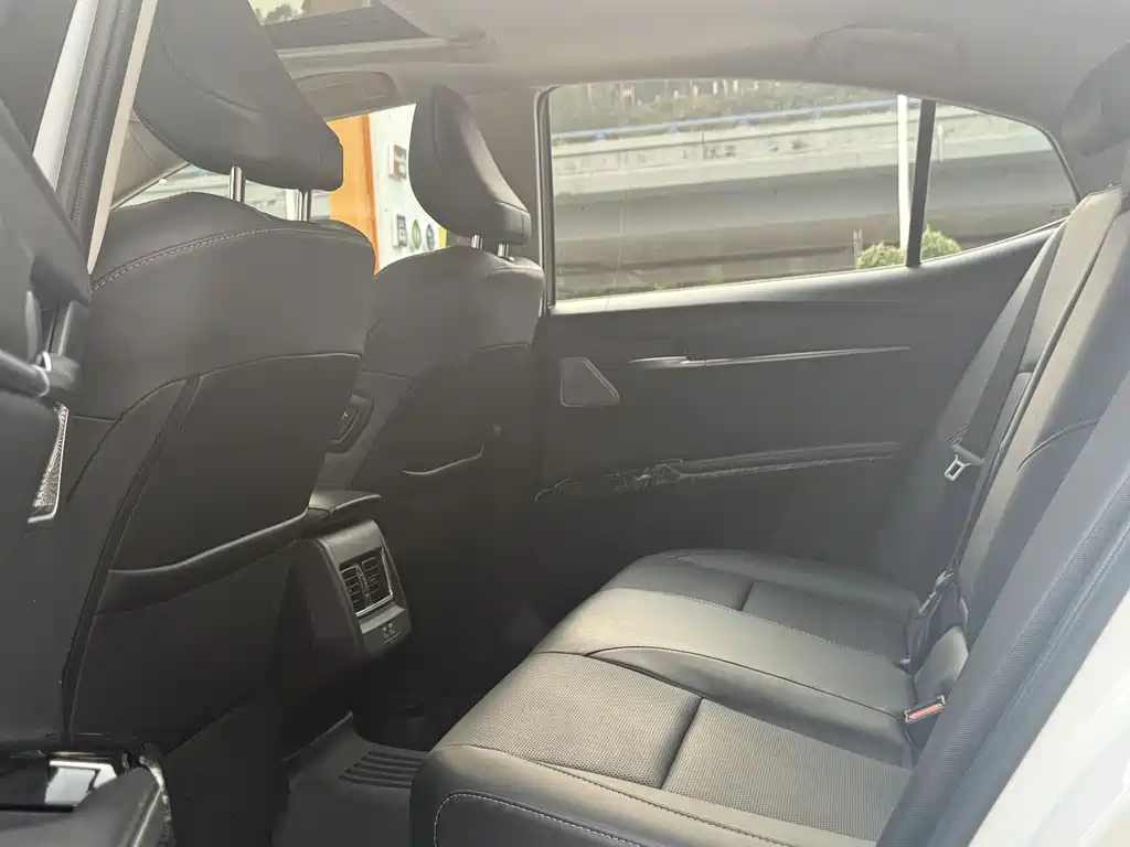Toyota Camry 2024 — фото 17