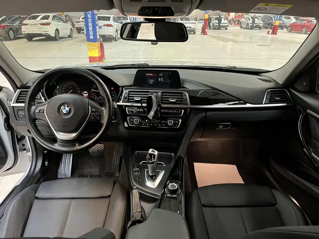 BMW 3 Series 2018 — фото 9
