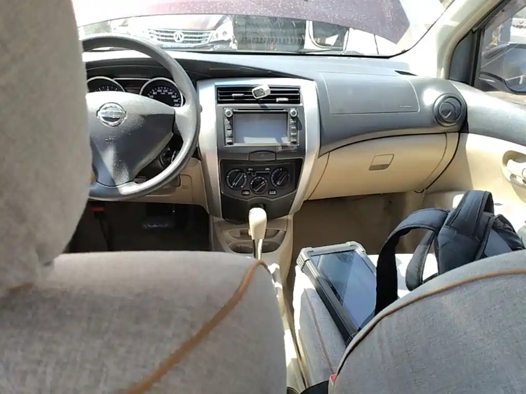 Nissan Livina 2015 — фото 10