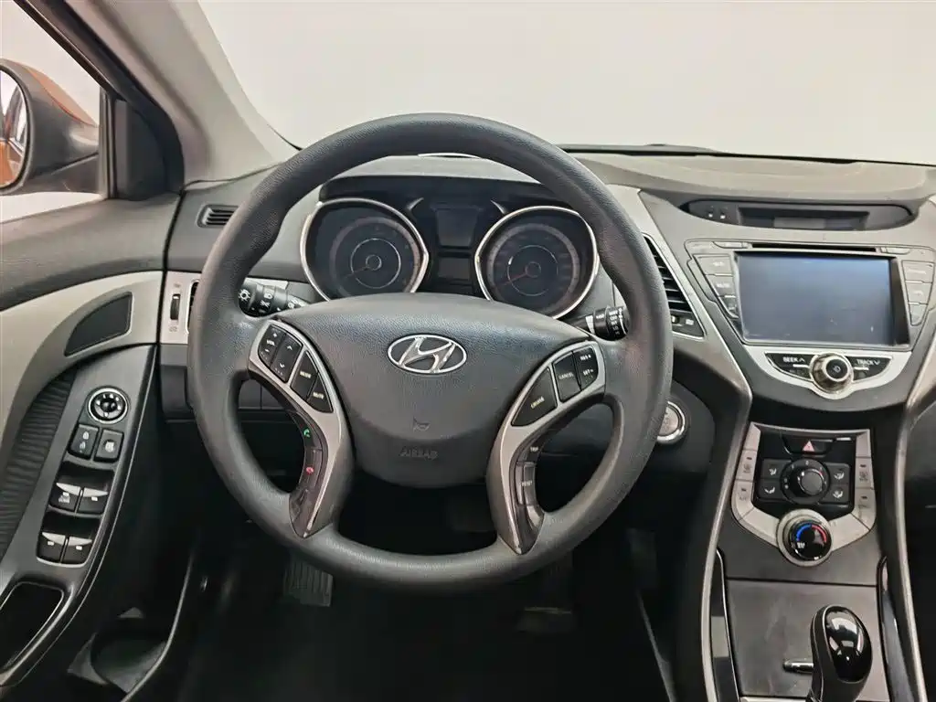 Hyundai Elantra Langdong 2012 — фото 11